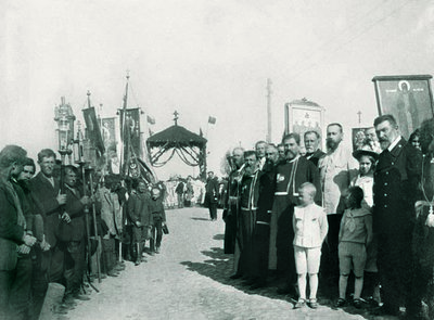 4.Ожидание крестного хода со св. мощами вблизи Полоцка. Фото 20 мая 1910 г.